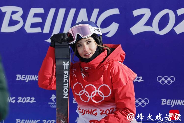 奖牌收割机！谷爱凌拿下坡面障碍技巧银牌，冬奥生涯2金2银太亮眼