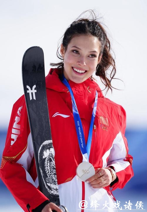 奖牌收割机！谷爱凌拿下坡面障碍技巧银牌，冬奥生涯2金2银太亮眼